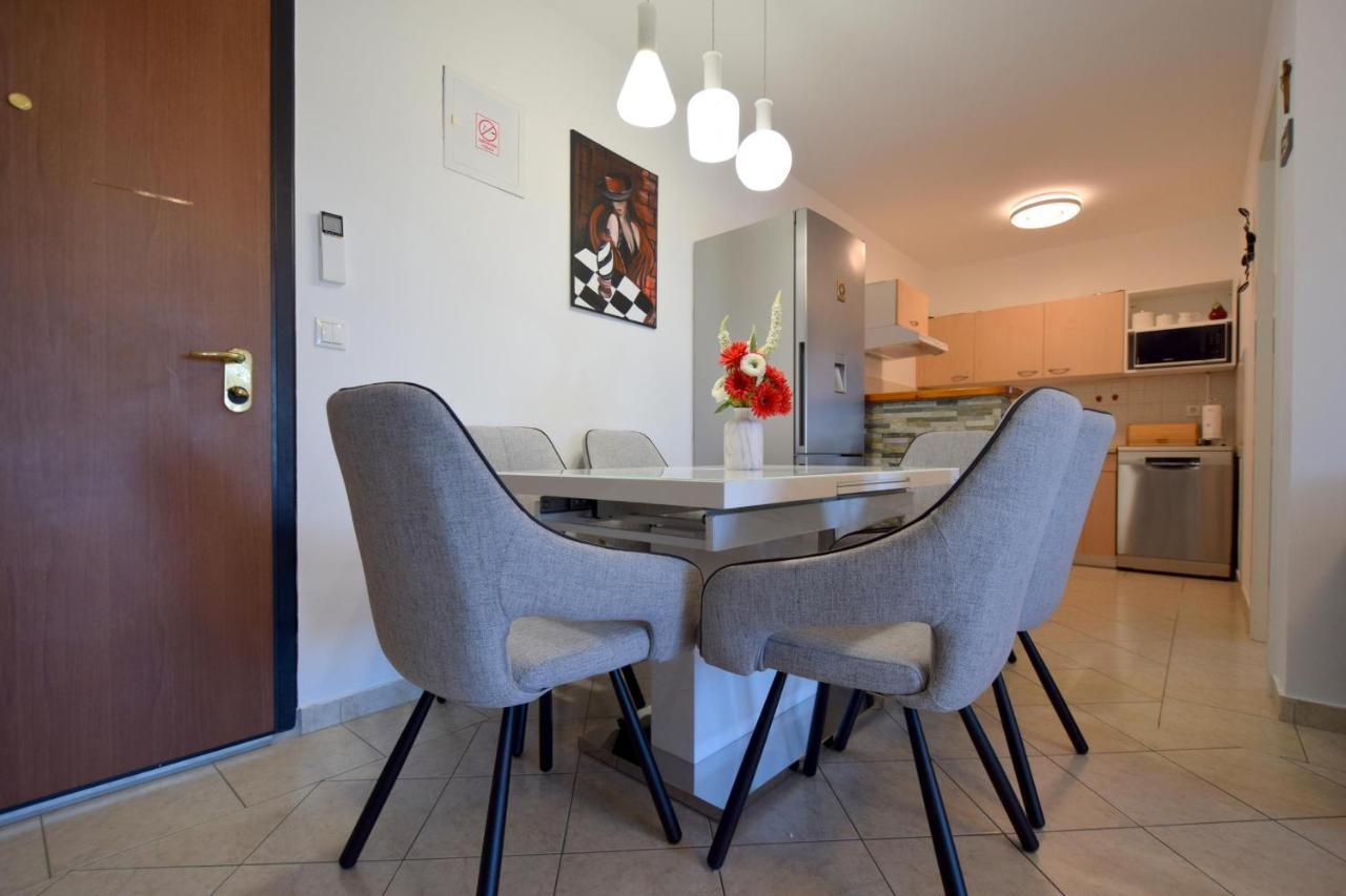 Apartment Lucy Malinska Buitenkant foto