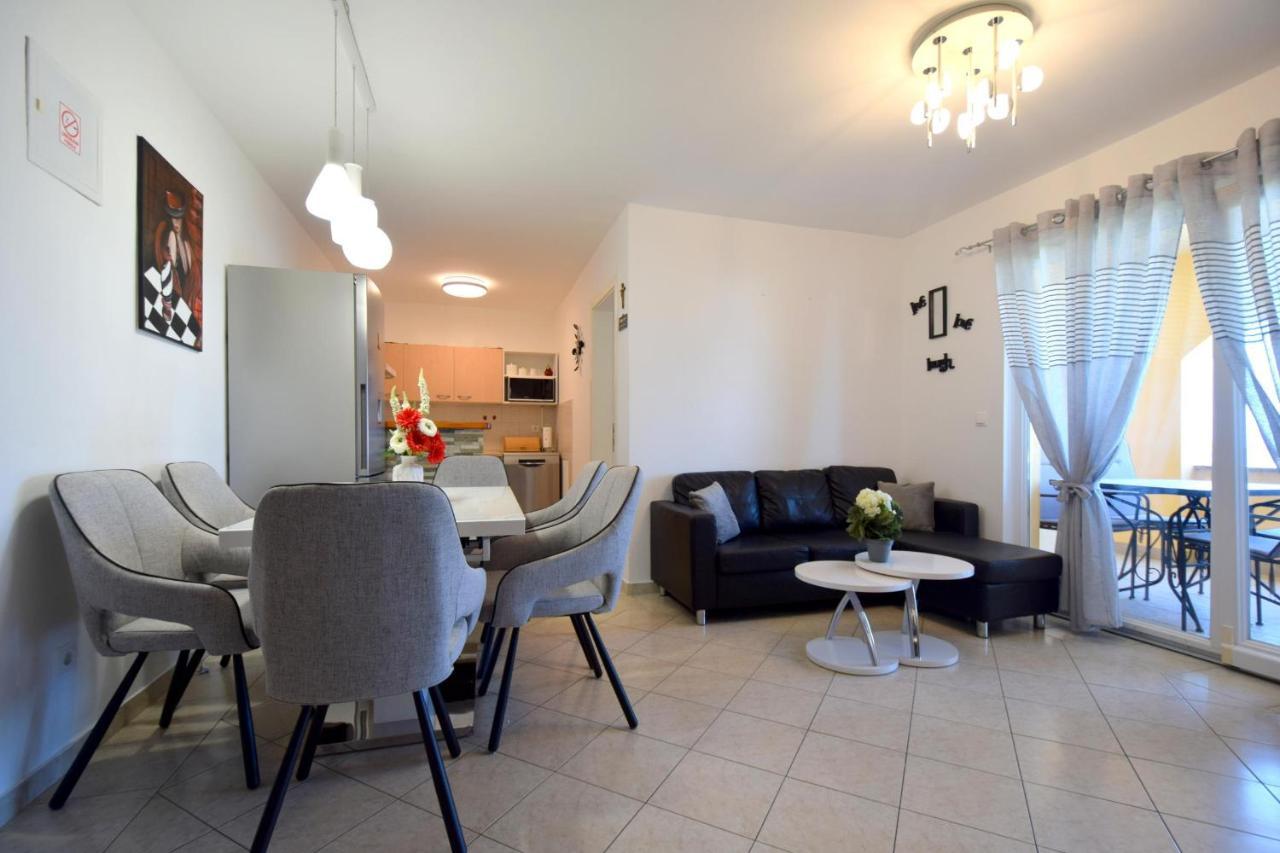 Apartment Lucy Malinska Buitenkant foto