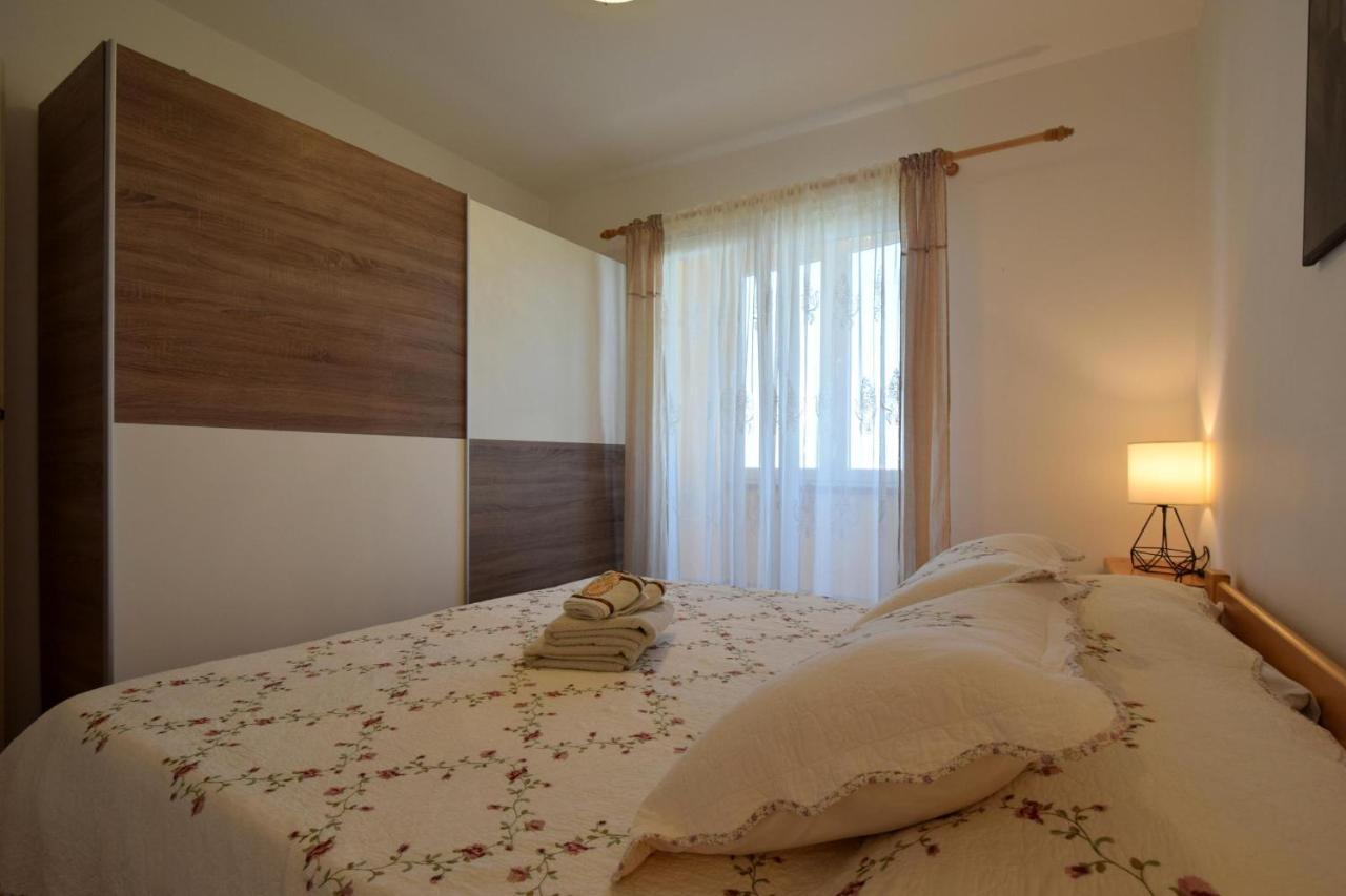 Apartment Lucy Malinska Buitenkant foto